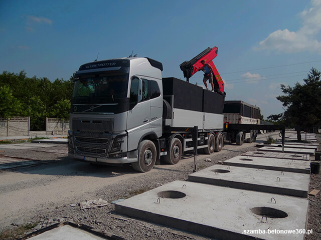 Załadunek szamba betonowego na HDS - montaż i dostawa zbiorników w Kargowa
